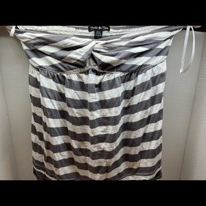 Strapless gray and white shirt